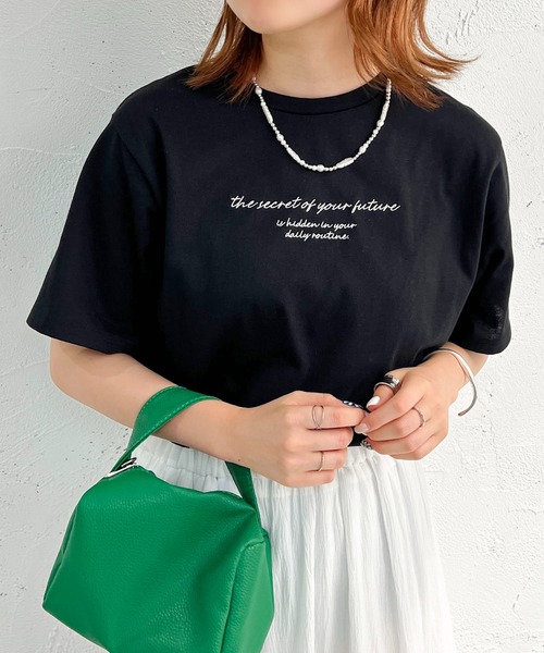 apres jour mignon(アプレジュールミニョン)の「シュエットチビロゴ刺繍Tシャツ【ZOZOTOWN限定アイテム】(Tシャツ/カットソー・レディース・ホワイト系その他/ナチュラル/ブラック系その他/ブラック/アイボリー/オフホワイト・フリー/X-LARGE)」の4枚目の写真