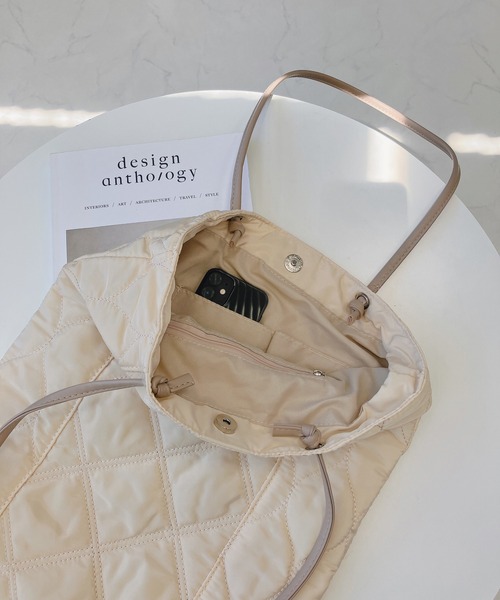 AS KNOW AS plus（アズノゥアズプラス）の「♪キルティング縦長トートバッグ（トートバッグ・レディース・ブラック/カーキ/アイボリー・FREE）」の4枚目の写真