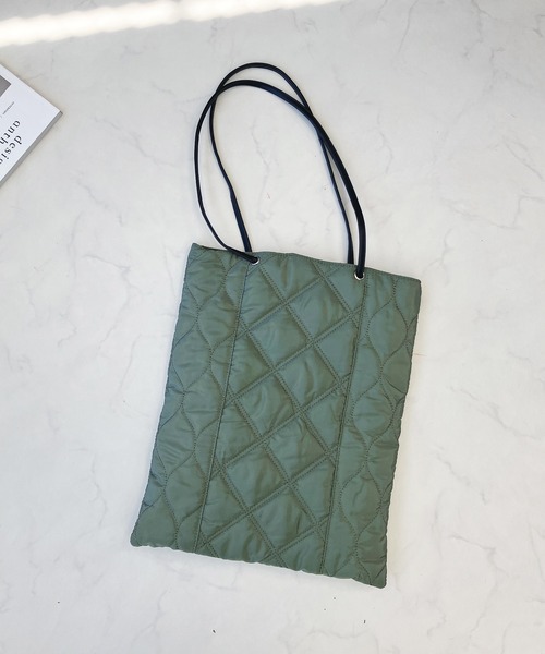 AS KNOW AS plus（アズノゥアズプラス）の「♪キルティング縦長トートバッグ（トートバッグ・レディース・ブラック/カーキ/アイボリー・FREE）」の6枚目の写真