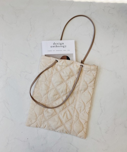 AS KNOW AS plus（アズノゥアズプラス）の「♪キルティング縦長トートバッグ（トートバッグ・レディース・ブラック/カーキ/アイボリー・FREE）」の5枚目の写真