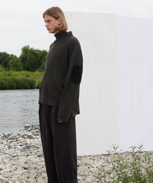 WONDER WONDER（ワンダーワンダー）の「エルボーパッチ ハイネックニット（ニット/セーター・メンズ・ベージュ/グリーン/ダークグレー・M/L）」の5枚目の写真