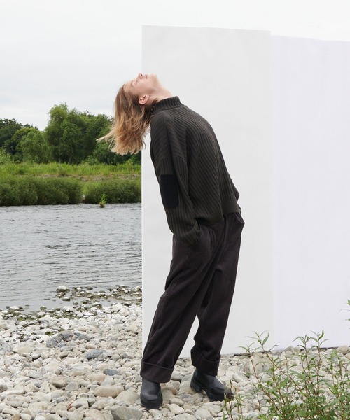 WONDER WONDER（ワンダーワンダー）の「エルボーパッチ ハイネックニット（ニット/セーター・メンズ・ベージュ/グリーン/ダークグレー・M/L）」の8枚目の写真