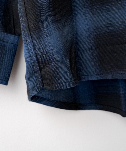 WHIMSIC（ウィムジック）の「【WHIMSIC】オンブレチェックシャツ（シャツ/ブラウス・レディース・ネイビー/グリーン/チャコールグレー・FREE）」の4枚目の写真