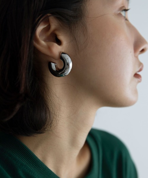 marjour(マージュール)の「METAL CIRCLE PIERCE(ピアス(両耳用)・レディース・シルバー/ゴールド・FREE)」の2枚目の写真