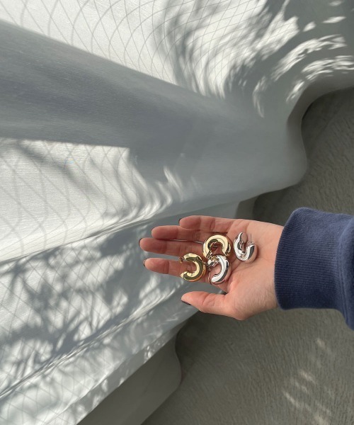 marjour(マージュール)の「METAL CIRCLE PIERCE(ピアス(両耳用)・レディース・シルバー/ゴールド・FREE)」の4枚目の写真