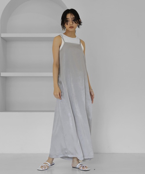 hellam（へラム）の「バッククロス サテンキャミワンピ（ワンピース・レディース・ブラック/グレイッシュベージュ・FREE）」の2枚目の写真