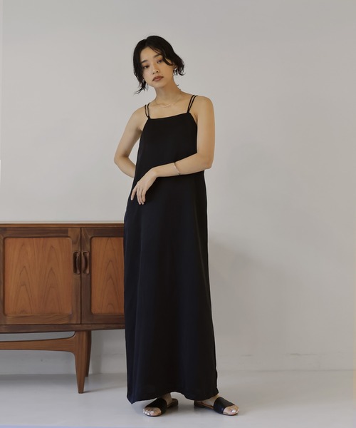 hellam（へラム）の「バッククロス サテンキャミワンピ（ワンピース・レディース・ブラック/グレイッシュベージュ・FREE）」の15枚目の写真