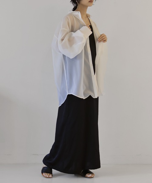 hellam（へラム）の「バッククロス サテンキャミワンピ（ワンピース・レディース・ブラック/グレイッシュベージュ・FREE）」の3枚目の写真