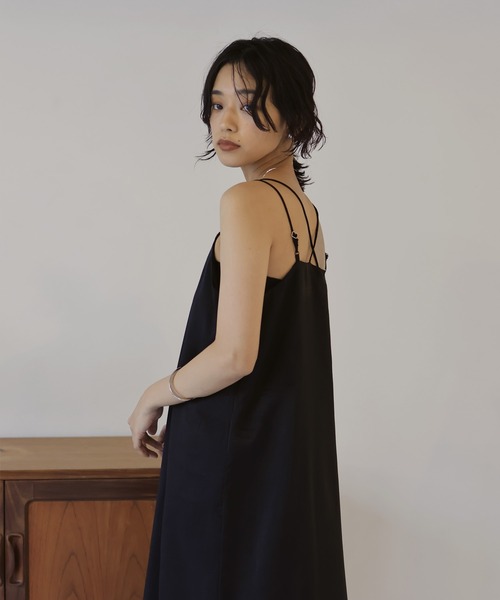 hellam（へラム）の「バッククロス サテンキャミワンピ（ワンピース・レディース・ブラック/グレイッシュベージュ・FREE）」の7枚目の写真