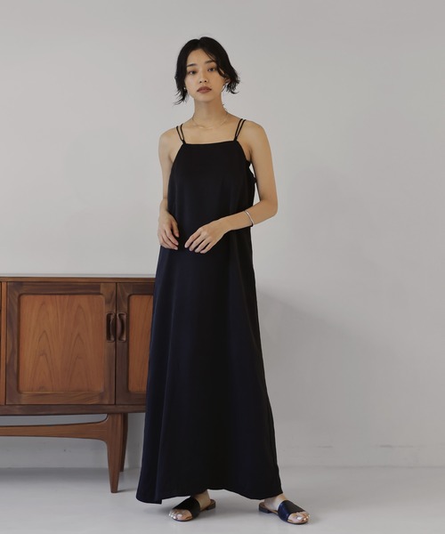 hellam（へラム）の「バッククロス サテンキャミワンピ（ワンピース・レディース・ブラック/グレイッシュベージュ・FREE）」の5枚目の写真