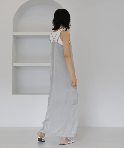 hellam（へラム）の「バッククロス サテンキャミワンピ（ワンピース・レディース・ブラック/グレイッシュベージュ・FREE）」の4枚目の写真