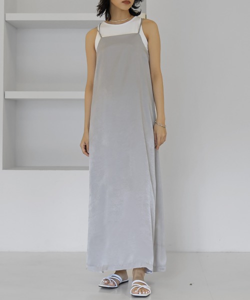 hellam（へラム）の「バッククロス サテンキャミワンピ（ワンピース・レディース・ブラック/グレイッシュベージュ・FREE）」の13枚目の写真