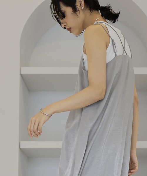 hellam（へラム）の「バッククロス サテンキャミワンピ（ワンピース・レディース・ブラック/グレイッシュベージュ・FREE）」の8枚目の写真