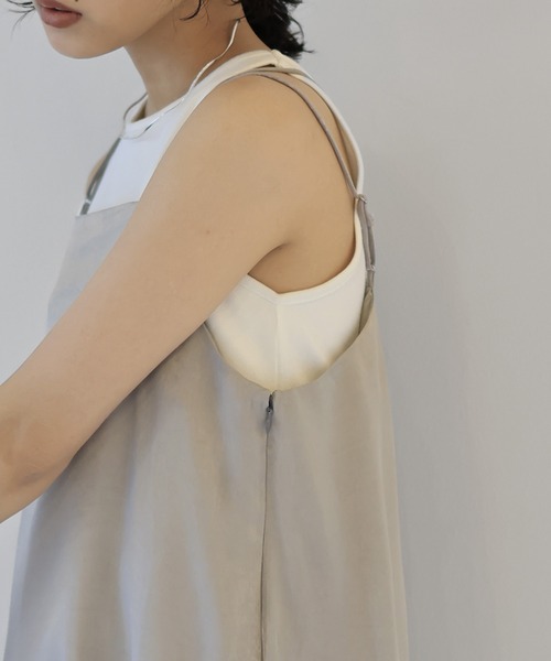 hellam（へラム）の「バッククロス サテンキャミワンピ（ワンピース・レディース・ブラック/グレイッシュベージュ・FREE）」の6枚目の写真