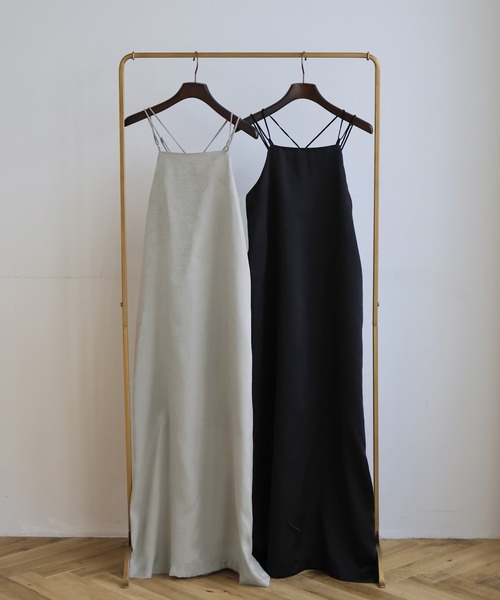 hellam（へラム）の「バッククロス サテンキャミワンピ（ワンピース・レディース・ブラック/グレイッシュベージュ・FREE）」の10枚目の写真