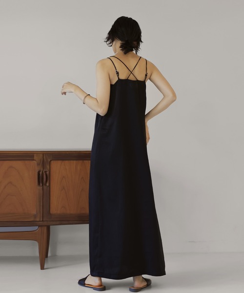 hellam（へラム）の「バッククロス サテンキャミワンピ（ワンピース・レディース・ブラック/グレイッシュベージュ・FREE）」の21枚目の写真