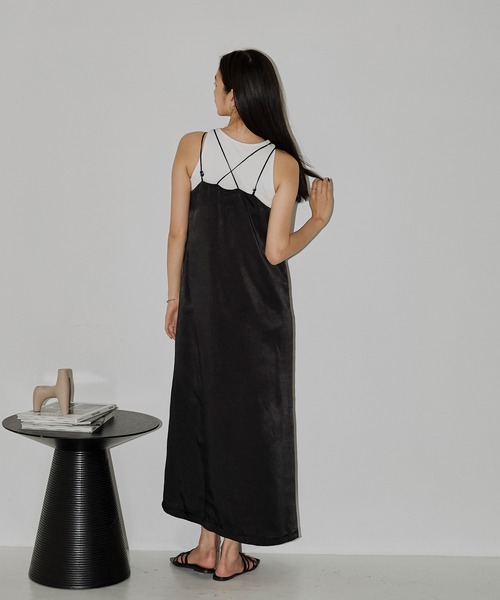 hellam（へラム）の「バッククロス サテンキャミワンピ（ワンピース・レディース・ブラック/グレイッシュベージュ・FREE）」の20枚目の写真