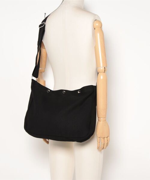 SPINNS（スピンズ）の「3ボタンキャンパスショルダーバッグ（ショルダーバッグ・メンズ・ブラウン/ブラック/オフホワイト・ONESIZE）」の4枚目の写真