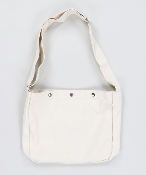 SPINNS（スピンズ）の「3ボタンキャンパスショルダーバッグ（ショルダーバッグ・メンズ・ブラウン/ブラック/オフホワイト・ONESIZE）」の2枚目の写真