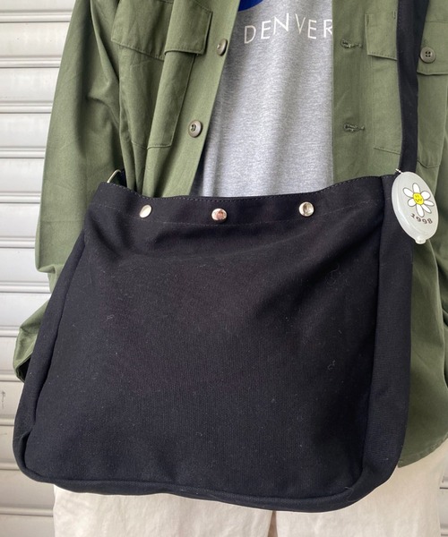 SPINNS（スピンズ）の「3ボタンキャンパスショルダーバッグ（ショルダーバッグ・メンズ・ブラウン/ブラック/オフホワイト・ONESIZE）」の3枚目の写真