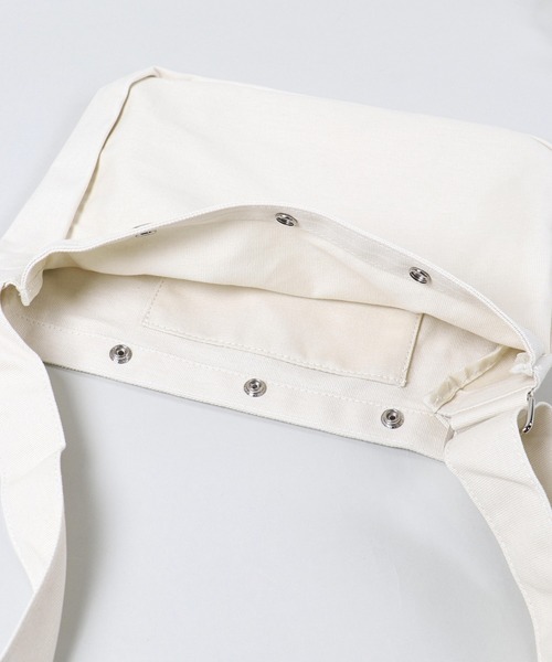 SPINNS（スピンズ）の「3ボタンキャンパスショルダーバッグ（ショルダーバッグ・メンズ・ブラウン/ブラック/オフホワイト・ONESIZE）」の9枚目の写真