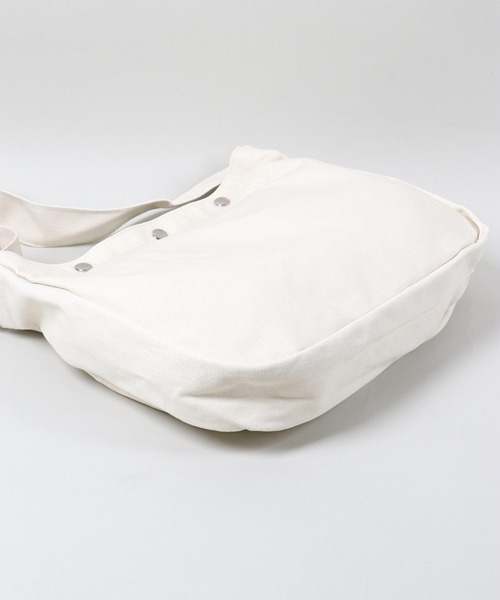 SPINNS（スピンズ）の「3ボタンキャンパスショルダーバッグ（ショルダーバッグ・メンズ・ブラウン/ブラック/オフホワイト・ONESIZE）」の5枚目の写真