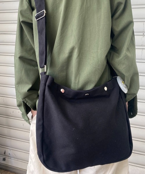 SPINNS（スピンズ）の「3ボタンキャンパスショルダーバッグ（ショルダーバッグ・メンズ・ブラウン/ブラック/オフホワイト・ONESIZE）」の11枚目の写真