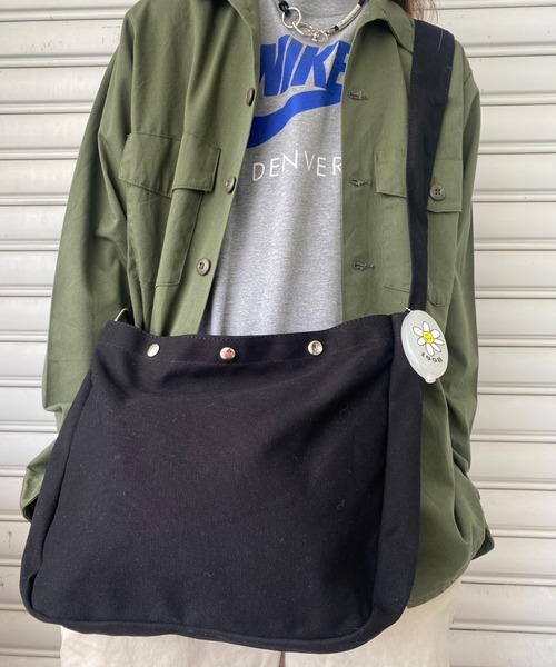 SPINNS（スピンズ）の「3ボタンキャンパスショルダーバッグ（ショルダーバッグ・メンズ・ブラウン/ブラック/オフホワイト・ONESIZE）」の10枚目の写真