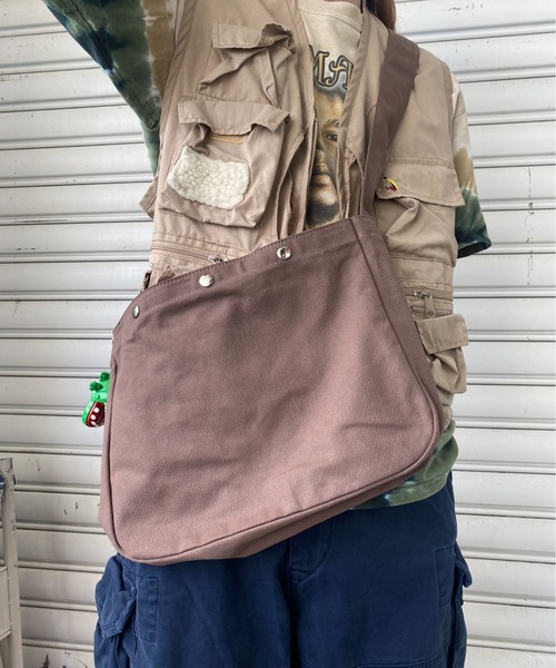 SPINNS（スピンズ）の「3ボタンキャンパスショルダーバッグ（ショルダーバッグ・メンズ・ブラウン/ブラック/オフホワイト・ONESIZE）」の12枚目の写真