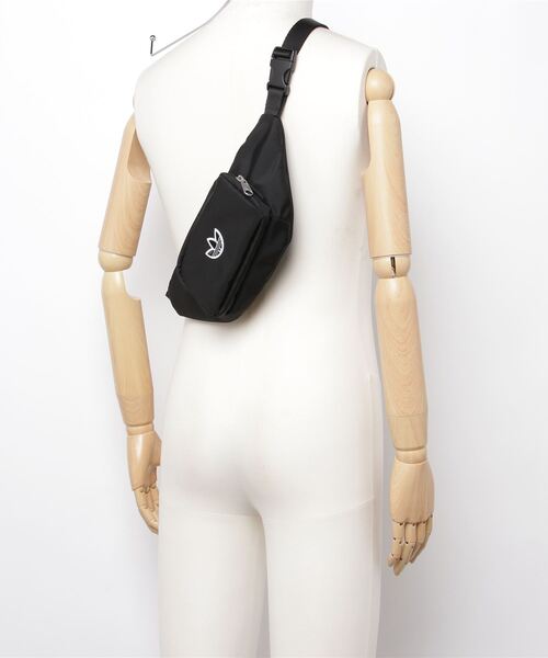 adidas（アディダス）の「プレミアム エッセンシャルズ ウエストバッグ / アディダスオリジナルス adidas Originals（ボディバッグ/ウエストポーチ・メンズ・ブルー/ブラック・FREE）」の16枚目の写真