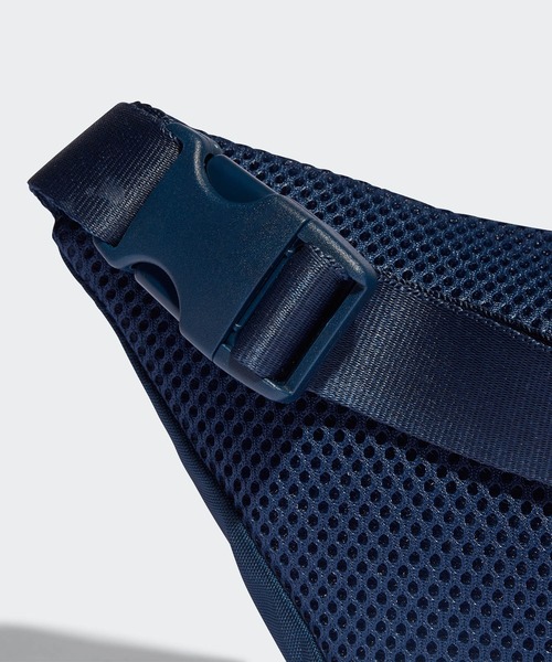 adidas（アディダス）の「プレミアム エッセンシャルズ ウエストバッグ / アディダスオリジナルス adidas Originals（ボディバッグ/ウエストポーチ・メンズ・ブルー/ブラック・FREE）」の11枚目の写真