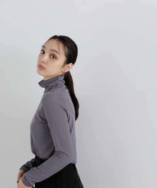 NATURAL BEAUTY BASIC(ナチュラルビューティーベーシック)の「◇ハイネックシアーカットソー(Tシャツ/カットソー・レディース・イエロー/チャコールグレー/オフホワイト/ブラック・FREE)」の5枚目の写真
