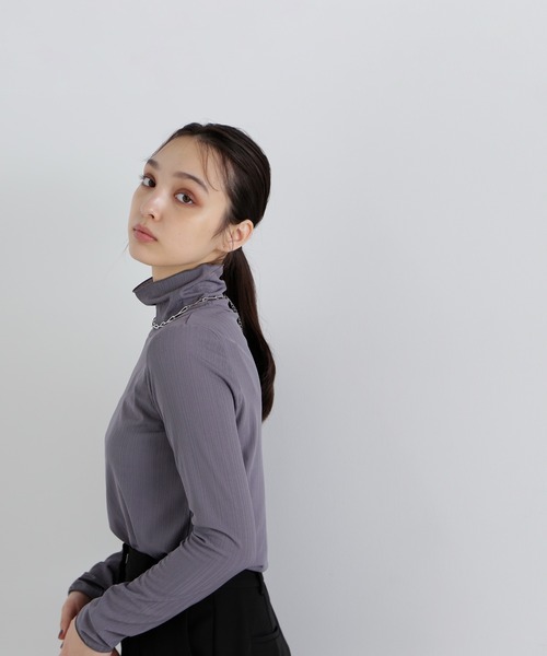 NATURAL BEAUTY BASIC(ナチュラルビューティーベーシック)の「◇ハイネックシアーカットソー(Tシャツ/カットソー・レディース・イエロー/チャコールグレー/オフホワイト/ブラック・FREE)」の1枚目の写真
