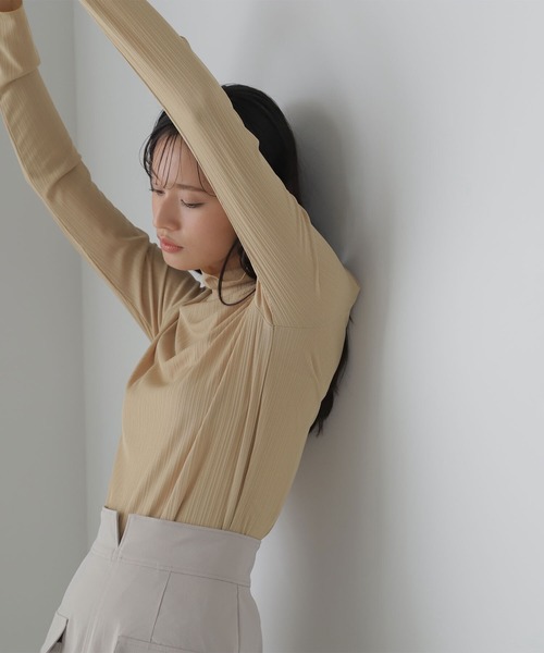 NATURAL BEAUTY BASIC(ナチュラルビューティーベーシック)の「◇ハイネックシアーカットソー(Tシャツ/カットソー・レディース・イエロー/チャコールグレー/オフホワイト/ブラック・FREE)」の4枚目の写真