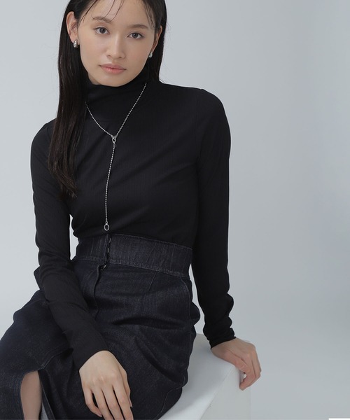 NATURAL BEAUTY BASIC(ナチュラルビューティーベーシック)の「◇ハイネックシアーカットソー(Tシャツ/カットソー・レディース・イエロー/チャコールグレー/オフホワイト/ブラック・FREE)」の3枚目の写真
