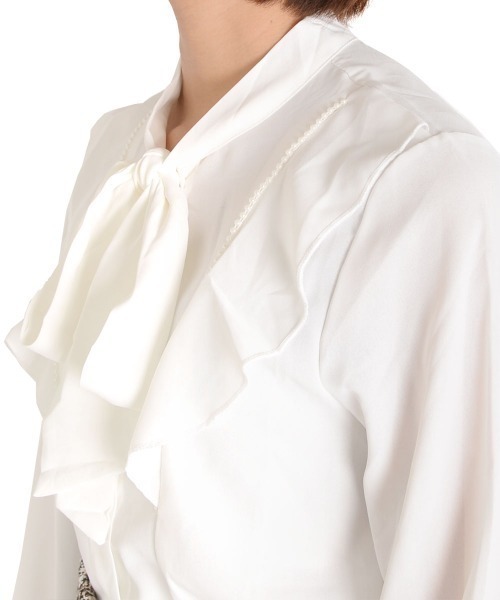 urge:(アージコロン )の「【URGE:】パール ビジュー付き リボンブラウス(シャツ/ブラウス・レディース・ホワイト・MEDIUM/LARGE)」の6枚目の写真