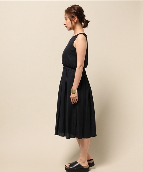 ELFORBR（エルフォーブル）の「サテンミドル丈ワンピース15（ワンピース・レディース・ネイビー/キャメル・36/38）」の4枚目の写真