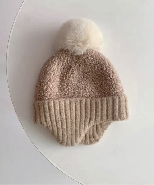Bambin（ボンバン）の「【 Bambin / ボンバン 】 耳当て付き ポンポン ニット帽（ニットキャップ/ビーニー・キッズ・ピンク/アイボリー/ブルー/ベージュ/ブラウン/イエロー/ブラック/ホワイト系その他/ブラック系その他/ピンク系その他/ブラウン系その他/ベージュ系その他/オレンジ/レッド/ホワイト系その他2/イエロー系その他・FREE）」の9枚目の写真