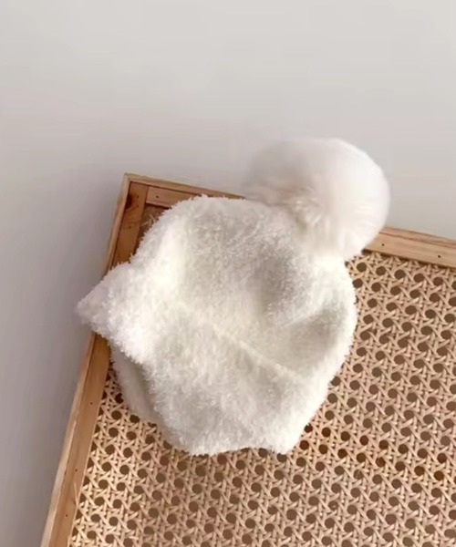 Bambin（ボンバン）の「【 Bambin / ボンバン 】 耳当て付き ポンポン ニット帽（ニットキャップ/ビーニー・キッズ・ピンク/アイボリー/ブルー/ベージュ/ブラウン/イエロー/ブラック/ホワイト系その他/ブラック系その他/ピンク系その他/ブラウン系その他/ベージュ系その他/オレンジ/レッド/ホワイト系その他2/イエロー系その他・FREE）」の3枚目の写真