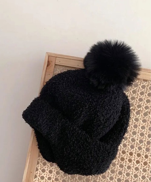 Bambin（ボンバン）の「【 Bambin / ボンバン 】 耳当て付き ポンポン ニット帽（ニットキャップ/ビーニー・キッズ・ピンク/アイボリー/ブルー/ベージュ/ブラウン/イエロー/ブラック/ホワイト系その他/ブラック系その他/ピンク系その他/ブラウン系その他/ベージュ系その他/オレンジ/レッド/ホワイト系その他2/イエロー系その他・FREE）」の6枚目の写真