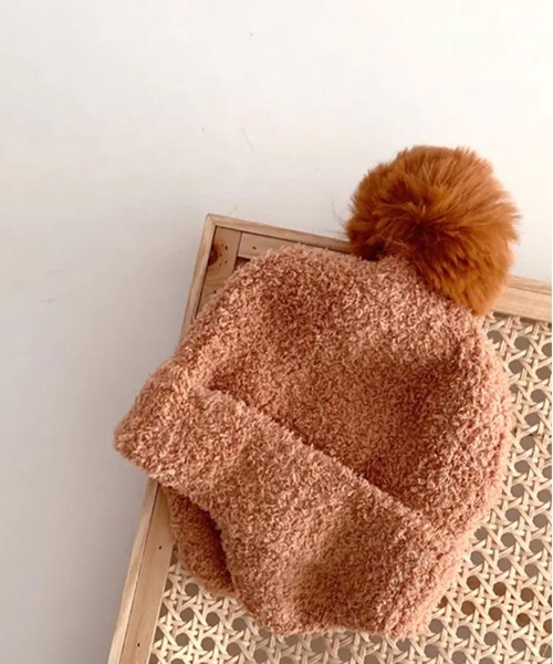 Bambin（ボンバン）の「【 Bambin / ボンバン 】 耳当て付き ポンポン ニット帽（ニットキャップ/ビーニー・キッズ・ピンク/アイボリー/ブルー/ベージュ/ブラウン/イエロー/ブラック/ホワイト系その他/ブラック系その他/ピンク系その他/ブラウン系その他/ベージュ系その他/オレンジ/レッド/ホワイト系その他2/イエロー系その他・FREE）」の8枚目の写真