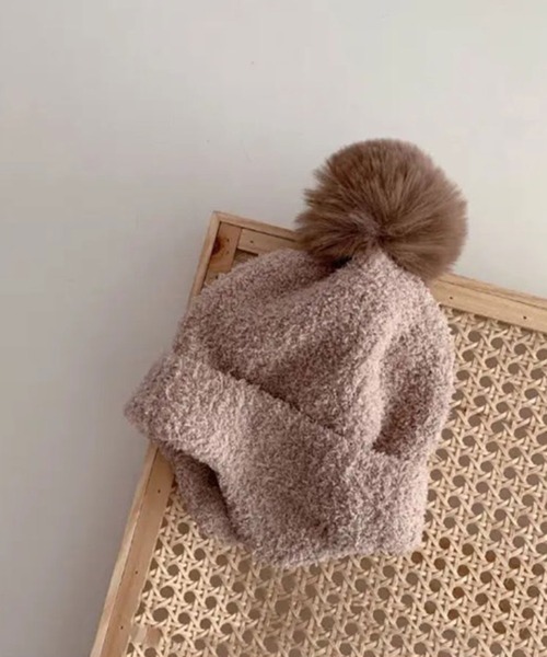 Bambin（ボンバン）の「【 Bambin / ボンバン 】 耳当て付き ポンポン ニット帽（ニットキャップ/ビーニー・キッズ・ピンク/アイボリー/ブルー/ベージュ/ブラウン/イエロー/ブラック/ホワイト系その他/ブラック系その他/ピンク系その他/ブラウン系その他/ベージュ系その他/オレンジ/レッド/ホワイト系その他2/イエロー系その他・FREE）」の10枚目の写真