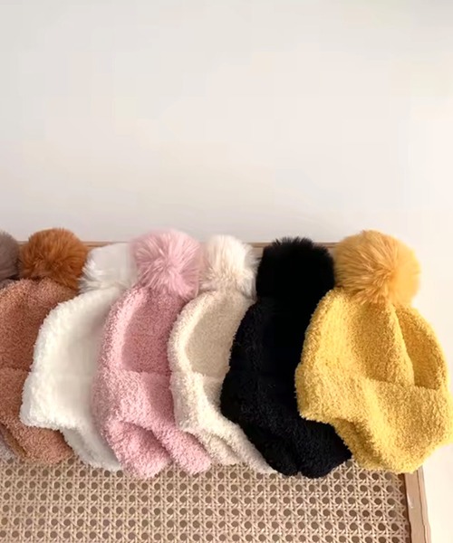 Bambin（ボンバン）の「【 Bambin / ボンバン 】 耳当て付き ポンポン ニット帽（ニットキャップ/ビーニー・キッズ・ピンク/アイボリー/ブルー/ベージュ/ブラウン/イエロー/ブラック/ホワイト系その他/ブラック系その他/ピンク系その他/ブラウン系その他/ベージュ系その他/オレンジ/レッド/ホワイト系その他2/イエロー系その他・FREE）」の12枚目の写真