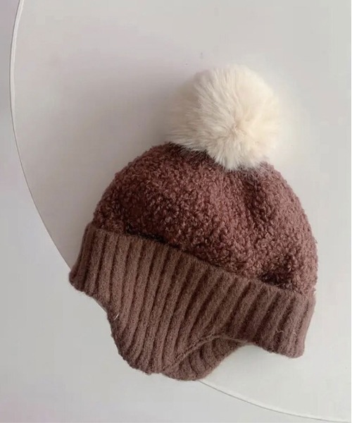 Bambin（ボンバン）の「【 Bambin / ボンバン 】 耳当て付き ポンポン ニット帽（ニットキャップ/ビーニー・キッズ・ピンク/アイボリー/ブルー/ベージュ/ブラウン/イエロー/ブラック/ホワイト系その他/ブラック系その他/ピンク系その他/ブラウン系その他/ベージュ系その他/オレンジ/レッド/ホワイト系その他2/イエロー系その他・FREE）」の7枚目の写真