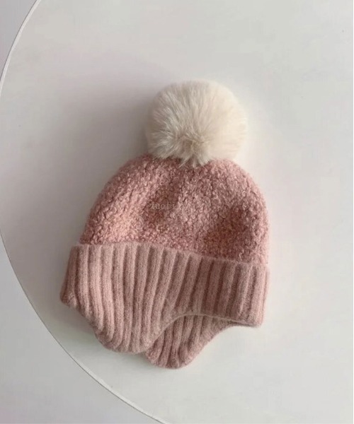 Bambin（ボンバン）の「【 Bambin / ボンバン 】 耳当て付き ポンポン ニット帽（ニットキャップ/ビーニー・キッズ・ピンク/アイボリー/ブルー/ベージュ/ブラウン/イエロー/ブラック/ホワイト系その他/ブラック系その他/ピンク系その他/ブラウン系その他/ベージュ系その他/オレンジ/レッド/ホワイト系その他2/イエロー系その他・FREE）」の13枚目の写真