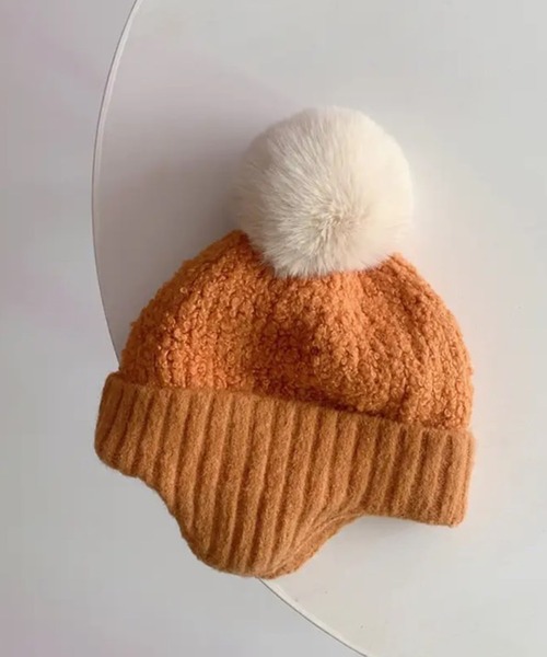 Bambin（ボンバン）の「【 Bambin / ボンバン 】 耳当て付き ポンポン ニット帽（ニットキャップ/ビーニー・キッズ・ピンク/アイボリー/ブルー/ベージュ/ブラウン/イエロー/ブラック/ホワイト系その他/ブラック系その他/ピンク系その他/ブラウン系その他/ベージュ系その他/オレンジ/レッド/ホワイト系その他2/イエロー系その他・FREE）」の16枚目の写真