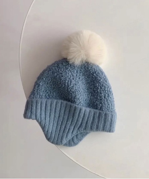 Bambin（ボンバン）の「【 Bambin / ボンバン 】 耳当て付き ポンポン ニット帽（ニットキャップ/ビーニー・キッズ・ピンク/アイボリー/ブルー/ベージュ/ブラウン/イエロー/ブラック/ホワイト系その他/ブラック系その他/ピンク系その他/ブラウン系その他/ベージュ系その他/オレンジ/レッド/ホワイト系その他2/イエロー系その他・FREE）」の11枚目の写真