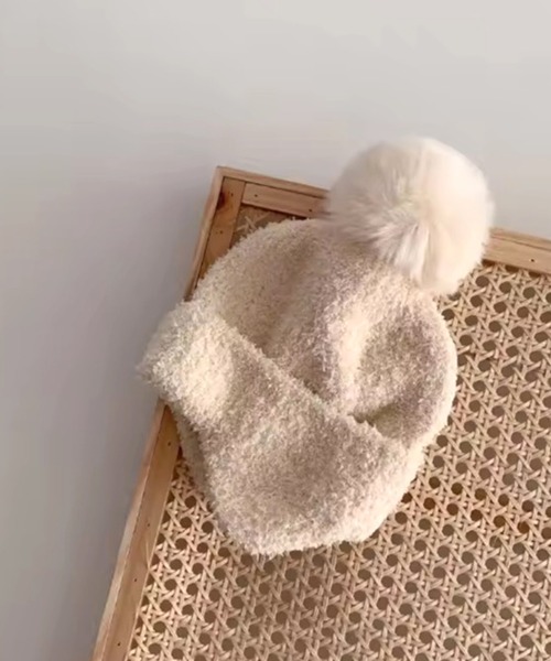 Bambin（ボンバン）の「【 Bambin / ボンバン 】 耳当て付き ポンポン ニット帽（ニットキャップ/ビーニー・キッズ・ピンク/アイボリー/ブルー/ベージュ/ブラウン/イエロー/ブラック/ホワイト系その他/ブラック系その他/ピンク系その他/ブラウン系その他/ベージュ系その他/オレンジ/レッド/ホワイト系その他2/イエロー系その他・FREE）」の4枚目の写真