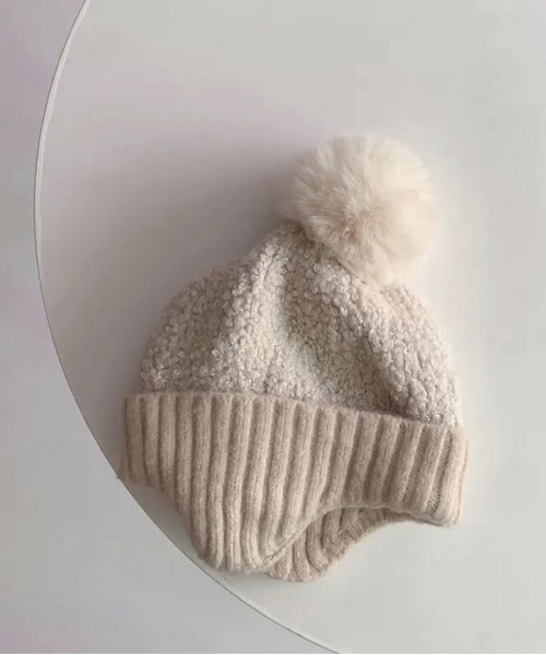 Bambin（ボンバン）の「【 Bambin / ボンバン 】 耳当て付き ポンポン ニット帽（ニットキャップ/ビーニー・キッズ・ピンク/アイボリー/ブルー/ベージュ/ブラウン/イエロー/ブラック/ホワイト系その他/ブラック系その他/ピンク系その他/ブラウン系その他/ベージュ系その他/オレンジ/レッド/ホワイト系その他2/イエロー系その他・FREE）」の2枚目の写真