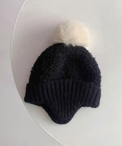 Bambin（ボンバン）の「【 Bambin / ボンバン 】 耳当て付き ポンポン ニット帽（ニットキャップ/ビーニー・キッズ・ピンク/アイボリー/ブルー/ベージュ/ブラウン/イエロー/ブラック/ホワイト系その他/ブラック系その他/ピンク系その他/ブラウン系その他/ベージュ系その他/オレンジ/レッド/ホワイト系その他2/イエロー系その他・FREE）」の5枚目の写真